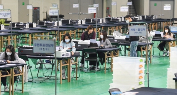 13일 인천시선거관리위원회 관계자들이 인천시 동구 송림체육관에서 제21대 국회의원 선거 개표소 설치작업을 하고 있다. 장용준기자