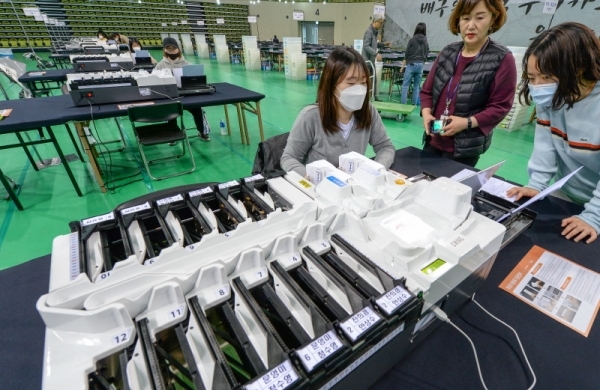 13일 인천시선거관리위원회 관계자들이 인천시 동구 송림체육관에서 제21대 국회의원 선거 개표소 설치작업을 하고 있다. 장용준기자