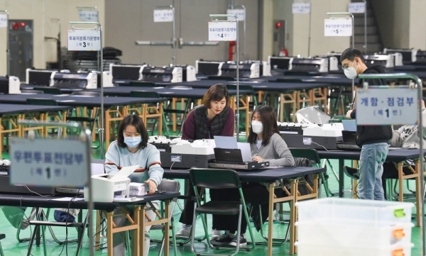 13일 인천시선거관리위원회 관계자들이 인천시 동구 송림체육관에서 제21대 국회의원 선거 개표소 설치작업을 하고 있다. 장용준기자
