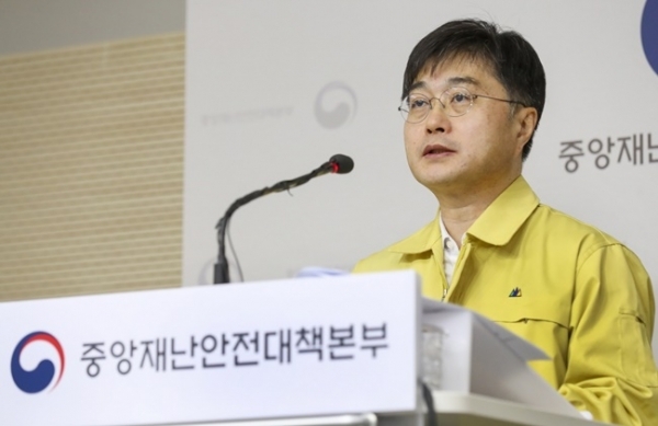 윤태호 중앙사고수습본부 방역총괄반장이 지난 7일 세종시 정부세종청사에서 코로나19 중앙재난안전대책본부 정례브리핑을 하고 있다. 연합뉴스