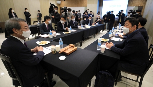 운찬 한국야구위원회(KBO) 총재가 14일 오전 서울 강남구 브라이드밸리에서 열린 긴급이사회에서 프로야구단 사장들과 신종 코로나바이러스 감염증(코로나19)으로 연기된 시즌 개막 및 주요 사안을 논의하고 있다.연합뉴스-copy(o)1