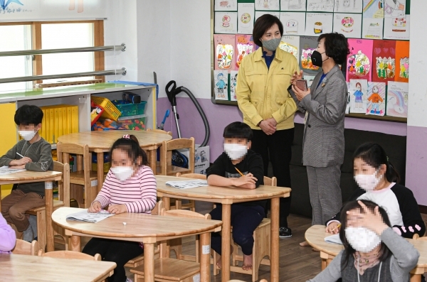유은혜 부총리 겸 교육부 장관이 14일 오후 안양시 덕천초등학교에서 초등학교 온라인 개학에 따른 긴급 돌봄 및 원격수업 지원 현장 점검을 하고 있다.조주현기자