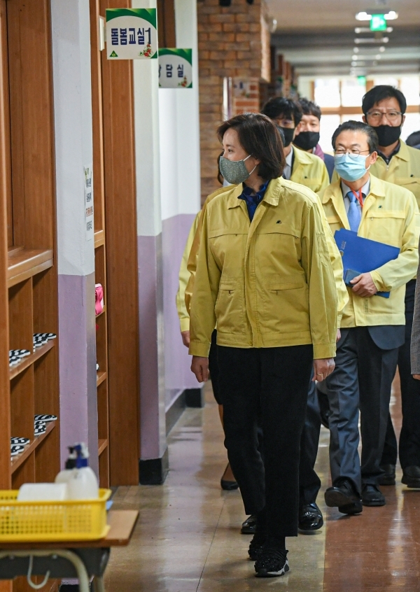 유은혜 부총리 겸 교육부 장관이 14일 오후 안양시 덕천초등학교에서 초등학교 온라인 개학에 따른 긴급 돌봄 및 원격수업 지원 현장 점검을 하고 있다.조주현기자