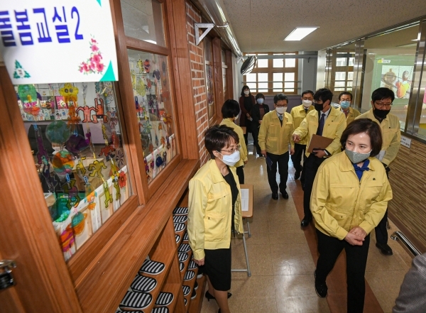 유은혜 부총리 겸 교육부 장관이 14일 오후 안양시 덕천초등학교에서 초등학교 온라인 개학에 따른 긴급 돌봄 및 원격수업 지원 현장 점검을 하고 있다.조주현기자