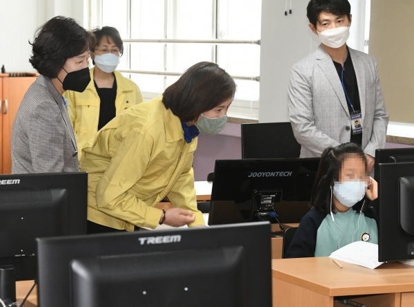 유은혜 부총리 겸 교육부 장관이 14일 오후 안양시 덕천초등학교에서 초등학교 온라인 개학에 따른 긴급 돌봄 및 원격수업 지원 현장 점검을 하고 있다.조주현기자