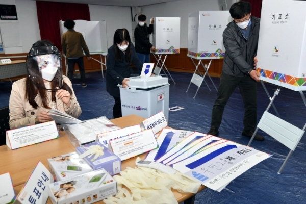 제21대 국회의원 선거 투표를 하루 앞둔 14일 수원시 팔달구 우만2동 행정복지센터에서 선관위 직원과 행정복지센터 직원 등 투표종사자들이 투표소를 설치한 후 투표 장비와 투표 절차를 점검하고 있다.전형민기자