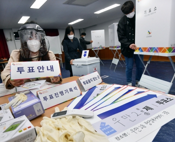 제21대 국회의원 선거 투표를 하루 앞둔 14일 수원시 팔달구 우만2동 행정복지센터에서 선관위 직원과 행정복지센터 직원 등 투표종사자들이 투표소를 설치한 후 투표 장비와 투표 절차를 점검하고 있다.전형민기자