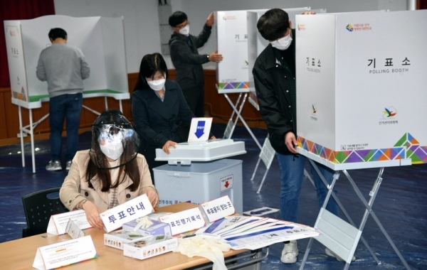 제21대 국회의원 선거 투표를 하루 앞둔 14일 수원시 팔달구 우만2동 행정복지센터에서 선관위 직원과 행정복지센터 직원 등 투표종사자들이 투표소를 설치한 후 투표 장비와 투표 절차를 점검하고 있다.전형민기자