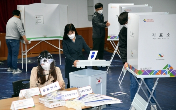 제21대 국회의원 선거 투표를 하루 앞둔 14일 수원시 팔달구 우만2동 행정복지센터에서 선관위 직원과 행정복지센터 직원 등 투표종사자들이 투표소를 설치한 후 투표 장비와 투표 절차를 점검하고 있다.전형민기자