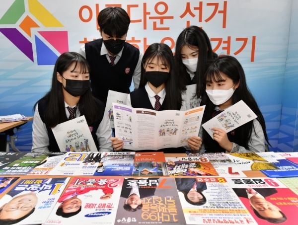 치열했던 선거전이 마무리되고 이제 유권자들의 현명한 선택만이 남았다. 많은 후보와 35개 비례정당의 난립으로 이번 선거는 성인 뿐만 아니라 첫 투표권을 행사할 만18세 유권자들에겐 너무나도 어려운 판단이 아닐 수 없다. 하지만 우리나라의 미래를 위해서 모든 유권자들의 한표 한표가 꼭 필요할 때이다. 제21대 국회의원선거를 하루 앞둔 14일 수원 청명고등학교 3학년 유권자들이 올바른 선택을 위해 투표안내 책자와 후보자 공보물 등을 꼼꼼히 살펴보고 있다. 김시범기자