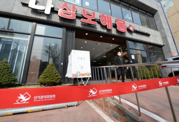 제21대 총선 투표일인 15일 인천시 미추홀구 주안4동 제3투표소인  해물요리집에서 투표를 마친 유권자가 걸어 나오고 있다. 장용준기자
