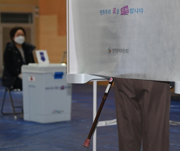 제21대 국회의원 선거가 열린 15일 오전 광명7동 제3투표소에서 한 어르신이 투표를 하고 있다.조주현기자