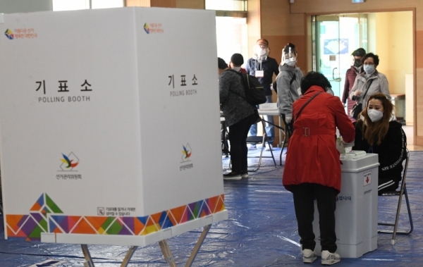 제21대 국회의원 선거가 열린 15일 오전 광명7동 제3투표소에서 시민들이 투표를 하고 있다.조주현기자