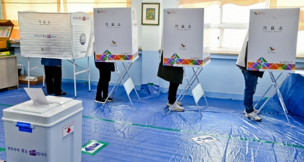 제21대 국회의원 선거일인 15일 군포1동 제3투표소가 마련된 군포중학교에서 시민들이 투표하고 있다. 윤원규기자
