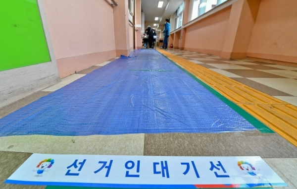 제21대 국회의원 선거일인 15일 군포1동 제3투표소가 마련된 군포중학교에서 준비된 선거인 대기선이 한산하다. 윤원규기자