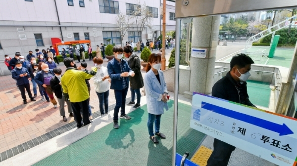 제21대 국회의원 선거일인 15일 오후 수원시 장안구 천천고등학교에 마련된 정자3동 제6투표소에 유권자들이 투표를 위해 길게 줄을 서 있다. 윤원규기자