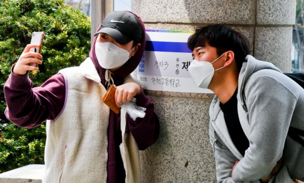제21대 국회의원 선거일인 15일 오후 수원시 장안구 천천고등학교에 마련된 정자3동 제6투표소에서 투표를 마친 유권자들이 기념촬영을 하고 있다. 윤원규기자