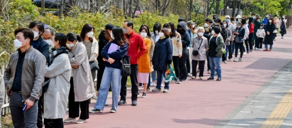 제21대 국회의원 선거일인 15일 오후 수원시 장안구 천천고등학교에 마련된 정자3동 제6투표소에 유권자들이 투표를 위해 길게 줄을 서 있다. 윤원규기자