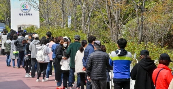 제21대 국회의원 선거일인 15일 오후 수원시 장안구 천천고등학교에 마련된 정자3동 제6투표소에 유권자들이 투표를 위해 길게 줄을 서 있다. 윤원규기자