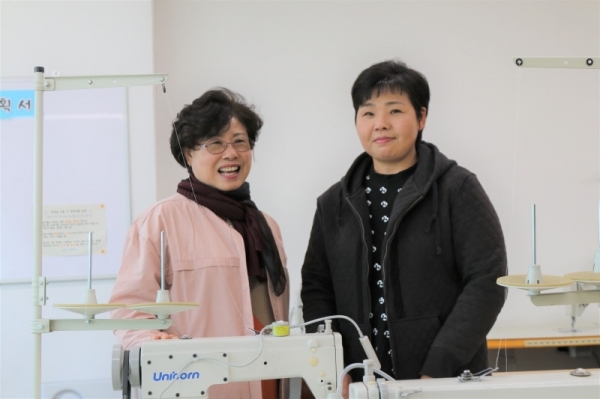 양평군이 8만개의 면마스크를 제작해 마스크 대란을 잠재우는데 일등공신들인 홍형순씨(왼쪽)와 한미희씨(오른쪽)가 지난 보름간 쉴틈없이 돌가가던 재봉틀 앞에서 포즈를 취했다.