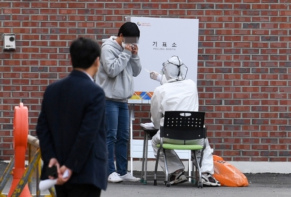 제21대 총선 투표일인 15일 인천시 계양구 계산1동 제4투표소인 부평초교에서 한 코로나19 자가격리자가 투표를 하고 있다. 장용준기자