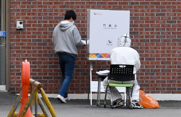 제21대 총선 투표일인 15일 인천시 계양구 계산1동 제4투표소인 부평초교에서 한 코로나19 자가격리자가 투표를 하고 있다. 장용준기자