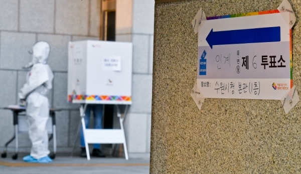 제21대 국회의원선거가 열린 15일 오후 수원시청 야외 코로나19 임시 기표소에서 수원시 자가격리자가 투표하고 있다. 윤원규기자