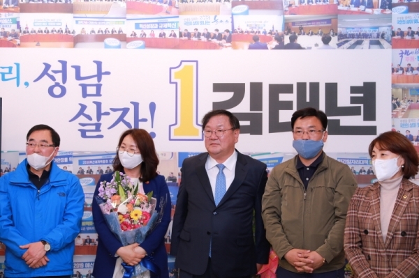 더불어민주당 김태년 성남 수정구 당선자가 15일 태평동 자신의 선거사무소에서 당선 소감을 말하고 있다. 사진=김 후보 측 제공