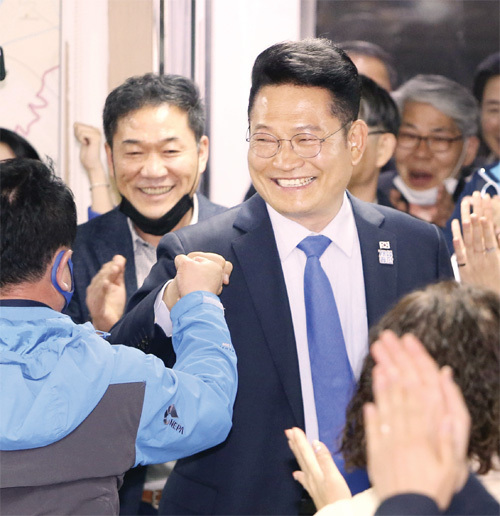 제21대 국회의원선거 투표일인 15일 인천시 계양 을 더불어민주당 송영길 당선자가 환호하고 있다. 장용준기자