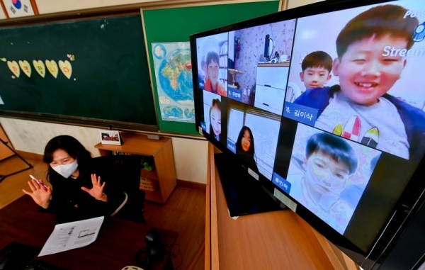 코로나19로 중학교 2~3학년, 초등학교 4~6학년 학생들의 2차 온라인 개학이 시작된 16일 오전 성남 당촌초등학교에서 선생님이 학생들과 인사하고 있다. 윤원규기자
