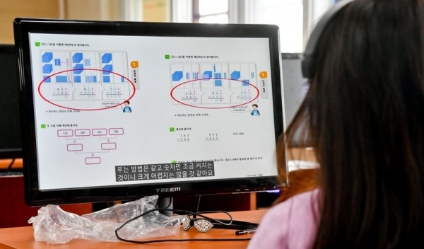 코로나19로 중학교 2~3학년, 초등학교 4~6학년 학생들의 2차 온라인 개학이 시작된 16일 오전 성남 당촌초등학교 컴퓨터실에서 긴급돌봄을 신청한 학생들이 온라인 수업을 듣고 있다. 윤원규기자