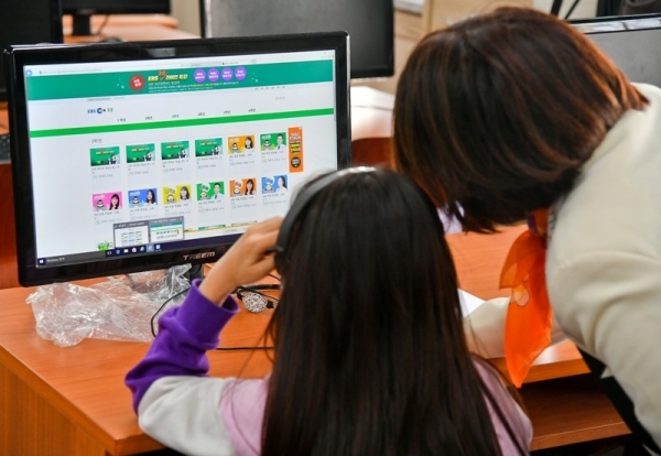 코로나19로 중학교 2~3학년, 초등학교 4~6학년 학생들의 2차 온라인 개학이 시작된 16일 오전 성남 당촌초등학교 컴퓨터실에서 긴급돌봄을 신청한 학생들이 온라인 수업을 듣고 있다. 윤원규기자