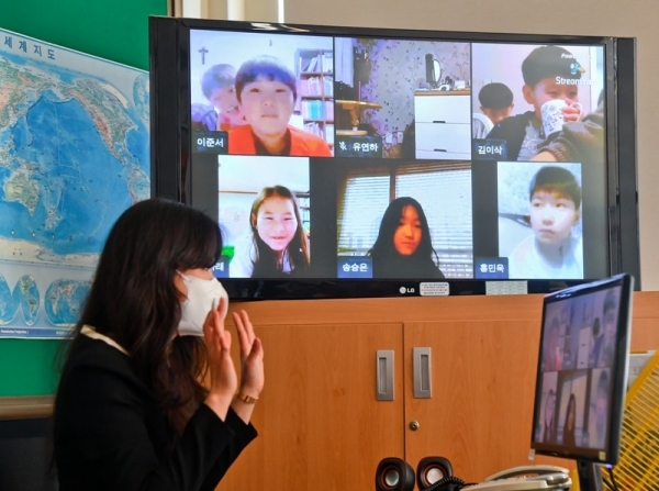 코로나19로 중학교 2~3학년, 초등학교 4~6학년 학생들의 2차 온라인 개학이 시작된 16일 오전 성남 당촌초등학교에서 선생님이 학생들과 인사하고 있다. 윤원규기자