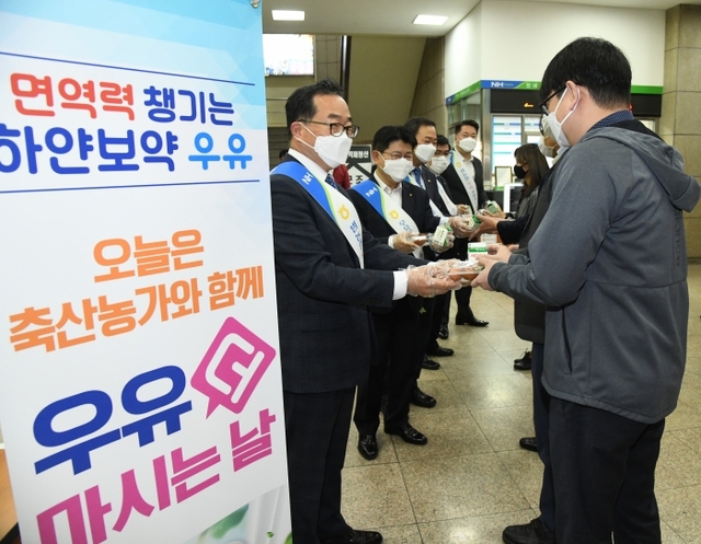 ▲ 4.16  경기농협, 임직원 우유소비 촉진행사 (2)