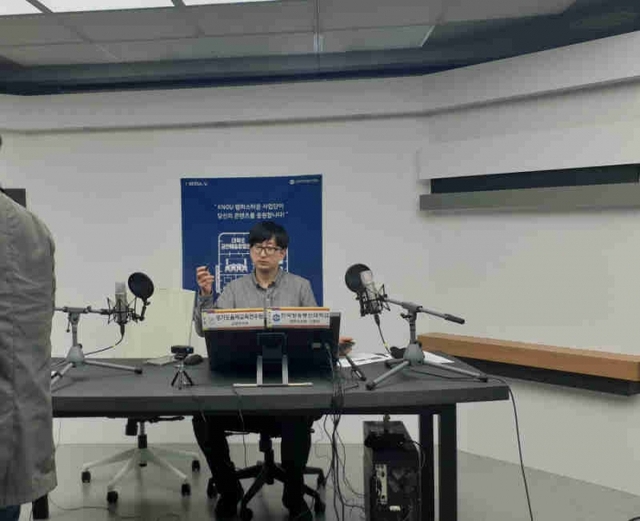 ▲ (왼쪽부터) 경기도 율곡교육연수원, 안산 송호고등학교, 수원 삼일공업고등학교가 온라인 수업 준비를 하고 있다.