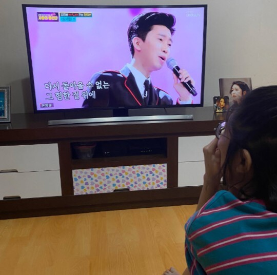 가수 임영웅이 '상사화'를 열창하는 모습을 안예은이 TV를 통해 지켜보고 있다. 안예은 SNS