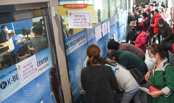경기도재난기본소득 현장신청이 시작된 20일 오전 인계동행정복지센터 접수처에서 시민이 재난기본소득 현장신청을 하고 있다. 조주현기자