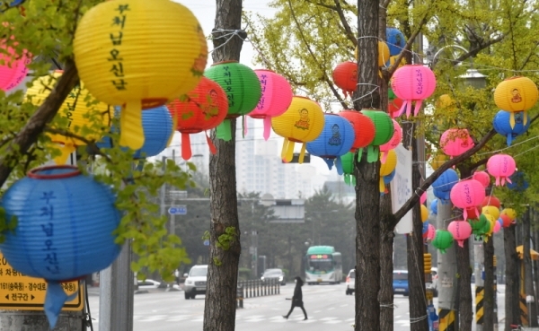 부처님오신날을 열흘 앞둔 20일 수원시내 곳곳에 오색연등이 등장, 시민들의 눈길을 끌고 있다. 불교계는 코로나19 여파로 봉축법요식을 한달 연기한 5월 30일 봉행할 예정이다. 김시범기자