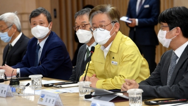 이재명 경기도지사가 20일 경기도청 상황실에서 열린 ‘코로나19 중증환자진료 병상지원 민간 종합병원장 간담회’에서 한상욱 아주대학교병원장, 주진덕 가톨릭대 성빈센트병원 의무원장, 신응진 순천향대 부천병원장 등 참석자들과 집단환자 발생 대비 추가 병상, 진료 지원 및 협력 방안 등에 대해 논의 하고 있다.전형민기자