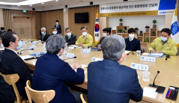 이재명 경기도지사가 20일 경기도청 상황실에서 열린 ‘코로나19 중증환자진료 병상지원 민간 종합병원장 간담회’에서 한상욱 아주대학교병원장, 주진덕 가톨릭대 성빈센트병원 의무원장, 신응진 순천향대 부천병원장 등 참석자들과 집단환자 발생 대비 추가 병상, 진료 지원 및 협력 방안 등에 대해 논의 하고 있다.전형민기자