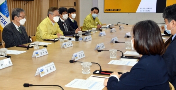 이재명 경기도지사가 20일 경기도청 상황실에서 열린 ‘코로나19 중증환자진료 병상지원 민간 종합병원장 간담회’에서 한상욱 아주대학교병원장, 주진덕 가톨릭대 성빈센트병원 의무원장, 신응진 순천향대 부천병원장 등 참석자들과 집단환자 발생 대비 추가 병상, 진료 지원 및 협력 방안 등에 대해 논의 하고 있다.전형민기자