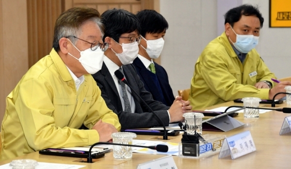 이재명 경기도지사가 20일 경기도청 상황실에서 열린 ‘코로나19 중증환자진료 병상지원 민간 종합병원장 간담회’에서 한상욱 아주대학교병원장, 주진덕 가톨릭대 성빈센트병원 의무원장, 신응진 순천향대 부천병원장 등 참석자들과 집단환자 발생 대비 추가 병상, 진료 지원 및 협력 방안 등에 대해 논의 하고 있다.전형민기자