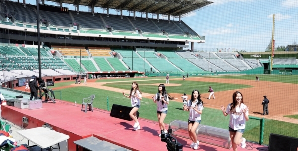 21일 인천 SK행복드림구장에서 관중 없이 열린 프로야구 인천SK 와이번스와 서울 키움 히어로즈의 연습경기에서 치어리더들이 선수들을 응원하고 있다. 장용준기자