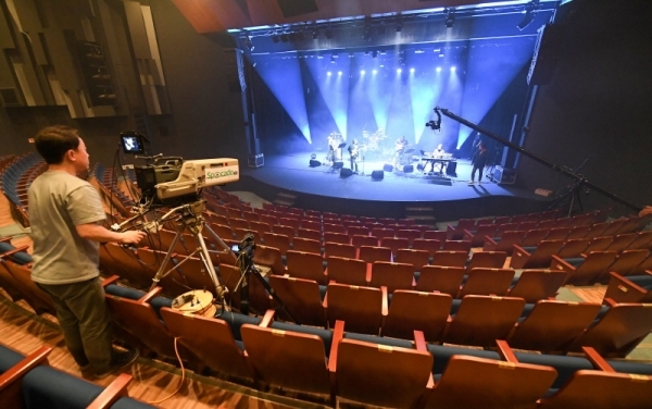 22일 오전 인천종합문예회관 ' 커피 콘서트' 연주자들이 코로나19 예방을 위해 무관객 온라인 생중계를 앞두고 소공연장에서 리허설을 하고 있다. 장용준기자