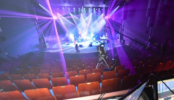 22일 오전 인천종합문예회관 ' 커피 콘서트' 연주자들이 코로나19 예방을 위해 무관객 온라인 생중계를 앞두고 소공연장에서 리허설을 하고 있다. 장용준기자