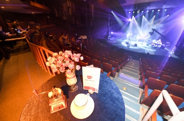 22일 오전 인천종합문예회관 ' 커피 콘서트' 연주자들이 코로나19 예방을 위해 무관객 온라인 생중계를 앞두고 소공연장에서 리허설을 하고 있다. 장용준기자