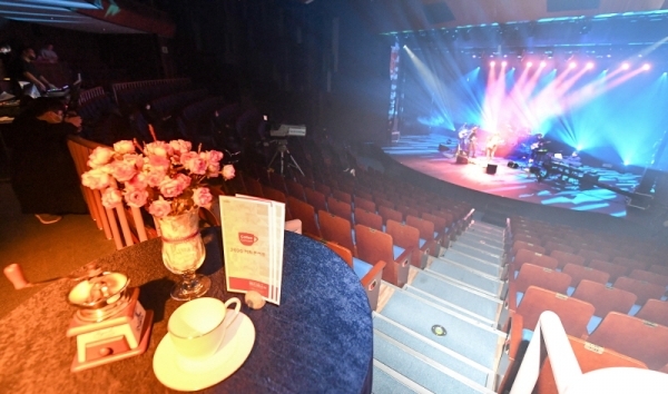 22일 오전 인천종합문예회관 ' 커피 콘서트' 연주자들이 코로나19 예방을 위해 무관객 온라인 생중계를 앞두고 소공연장에서 리허설을 하고 있다. 장용준기자