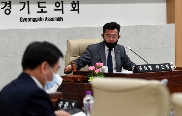 23일 경기도의회 제343회 임시회 안전행정위원회에서 박근철 위원장이 경기도인재개발원 공유재산 무상대부 동의안 등 안건 심의를 진행하고 있다.전형민기자