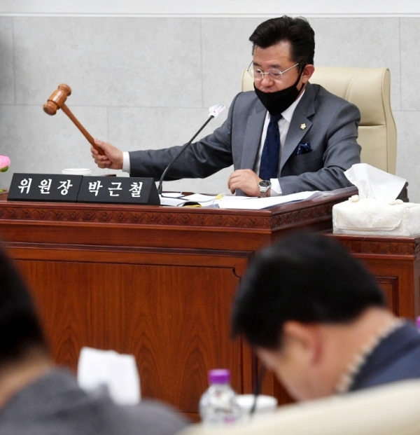 23일 경기도의회 제343회 임시회 안전행정위원회에서 박근철 위원장이 경기도인재개발원 공유재산 무상대부 동의안 등 안건 심의를 진행하고 있다.전형민기자