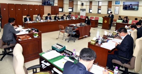 23일 경기도의회 제343회 임시회 안전행정위원회에서 의원들이 경기도인재개발원 공유재산 무상대부 동의안 등에 대한 안건 심의를 하고 있다.전형민기자